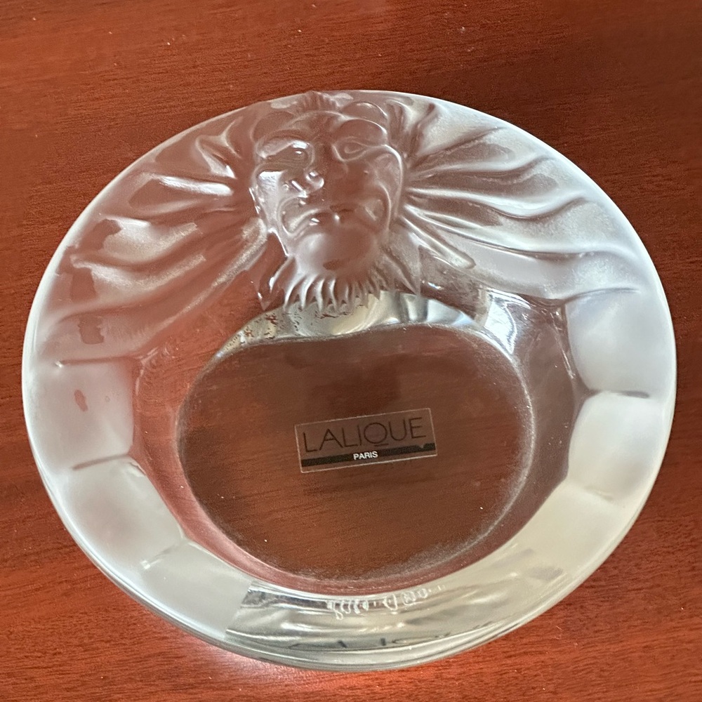 NWOB LALIQUE 1970’s Frosted Lion Head Crystal Ashtray Signed “Lalique France”. - Picture 6 of 13